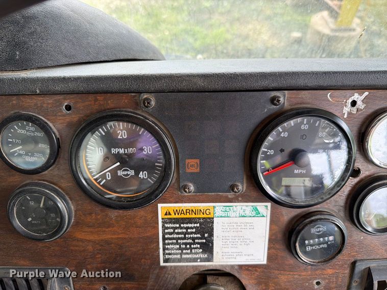 image for item FH6440 2000 Peterbilt 320 refuse truck