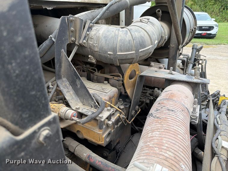image for item FH6440 2000 Peterbilt 320 refuse truck