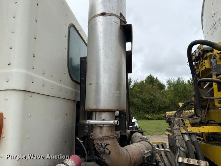 image for item FH6440 2000 Peterbilt 320 refuse truck