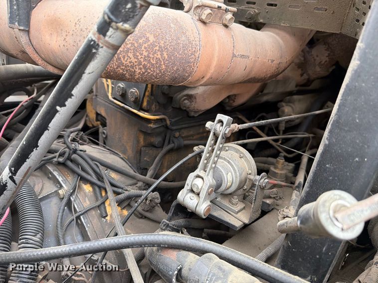 image for item FH6440 2000 Peterbilt 320 refuse truck