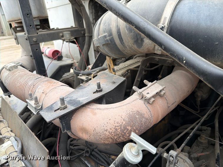 image for item FH6440 2000 Peterbilt 320 refuse truck