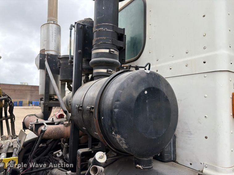 image for item FH6440 2000 Peterbilt 320 refuse truck