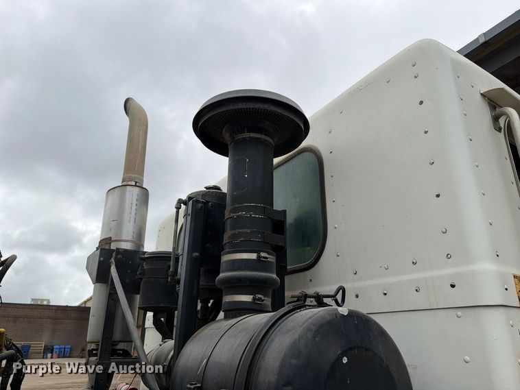 image for item FH6440 2000 Peterbilt 320 refuse truck