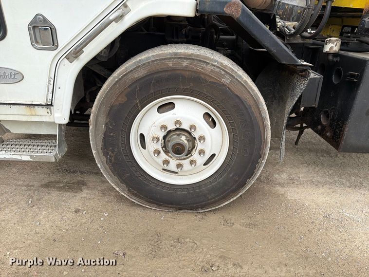image for item FH6440 2000 Peterbilt 320 refuse truck