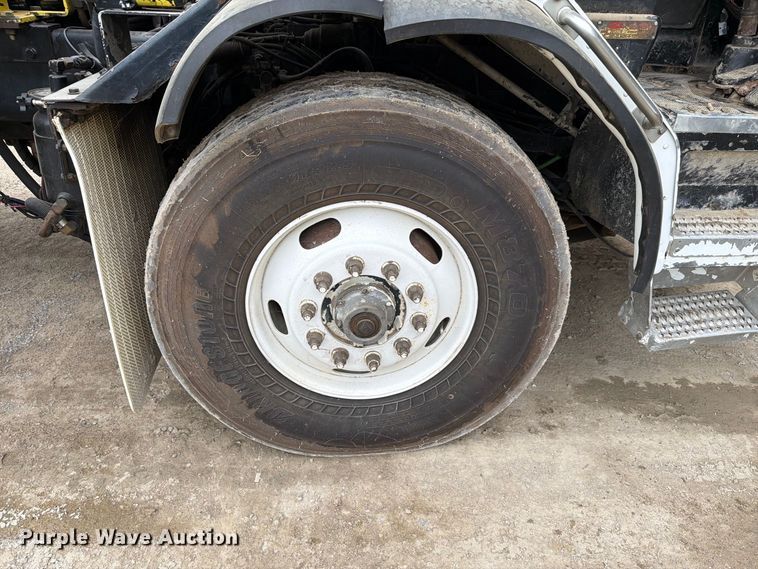 image for item FH6440 2000 Peterbilt 320 refuse truck