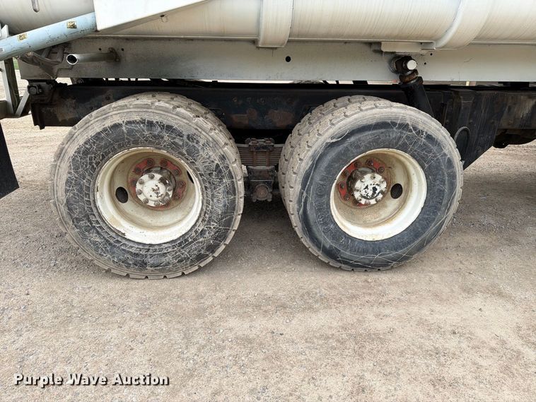image for item FH6440 2000 Peterbilt 320 refuse truck