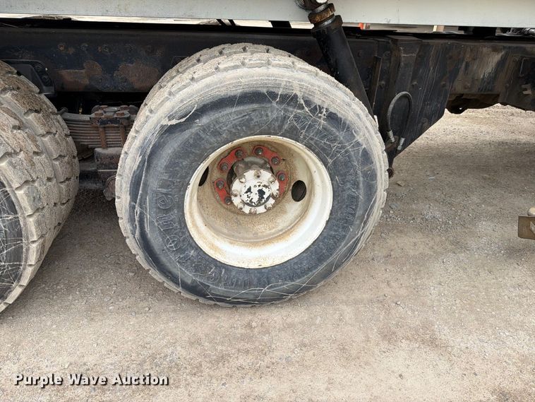 image for item FH6440 2000 Peterbilt 320 refuse truck