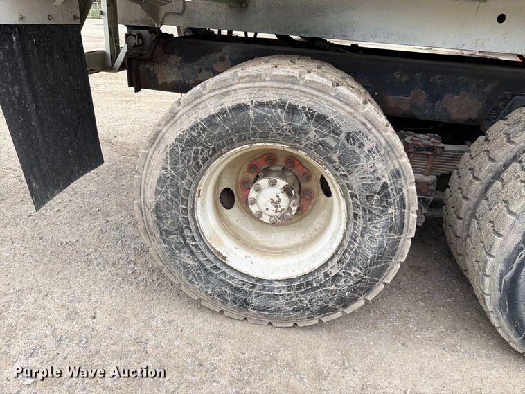 image for item FH6440 2000 Peterbilt 320 refuse truck