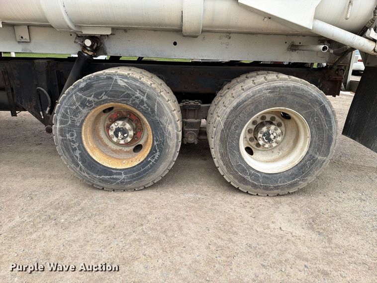 image for item FH6440 2000 Peterbilt 320 refuse truck