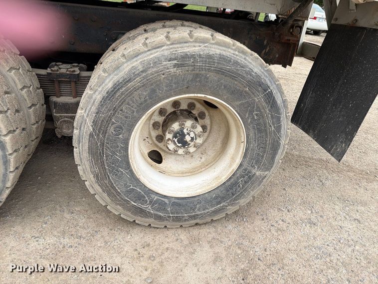 image for item FH6440 2000 Peterbilt 320 refuse truck