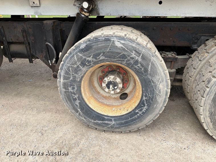 image for item FH6440 2000 Peterbilt 320 refuse truck