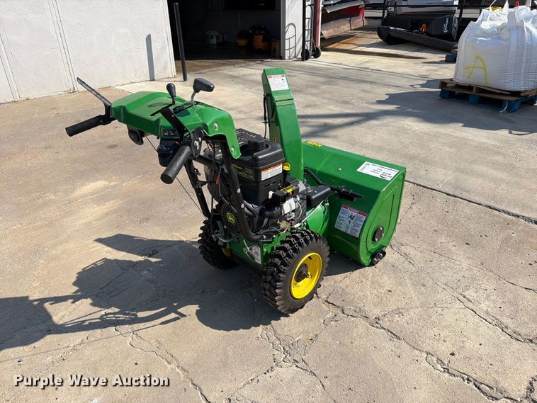 image for item FI0431 John Deere 1028E snow blower