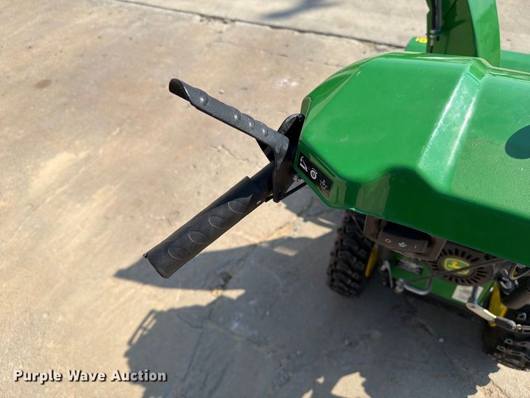 image for item FI0431 John Deere 1028E snow blower
