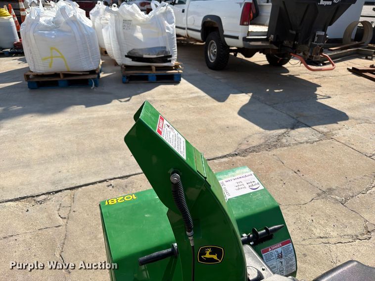 image for item FI0431 John Deere 1028E snow blower