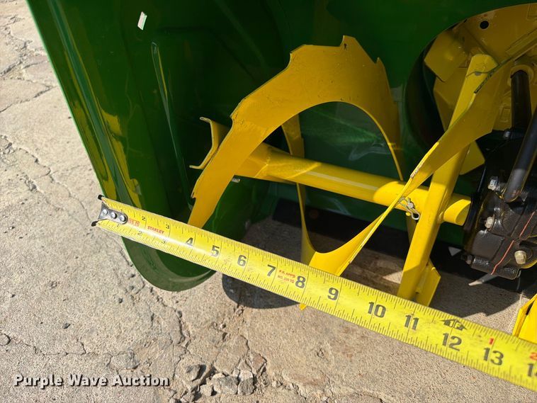image for item FI0431 John Deere 1028E snow blower