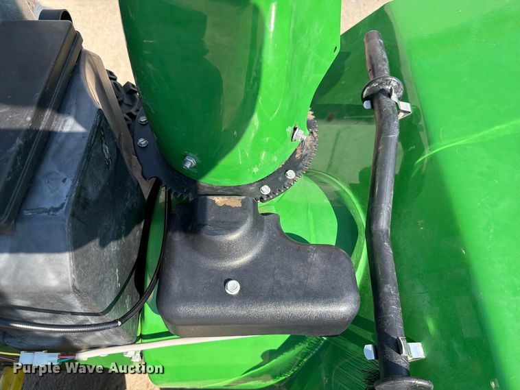 image for item FI0431 John Deere 1028E snow blower