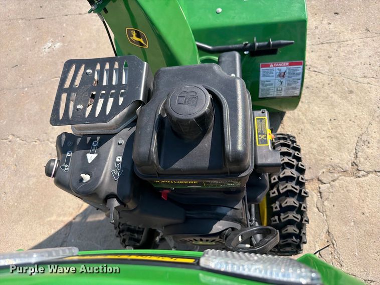 image for item FI0431 John Deere 1028E snow blower