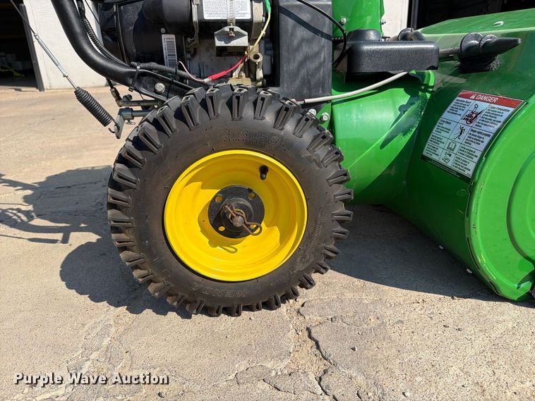 image for item FI0431 John Deere 1028E snow blower