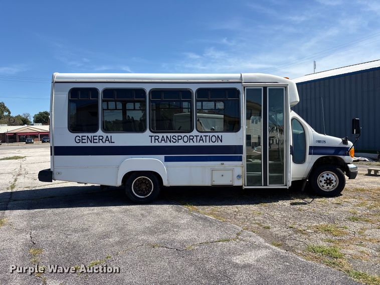 image for item FK2150 2005 Ford E450 shuttle bus