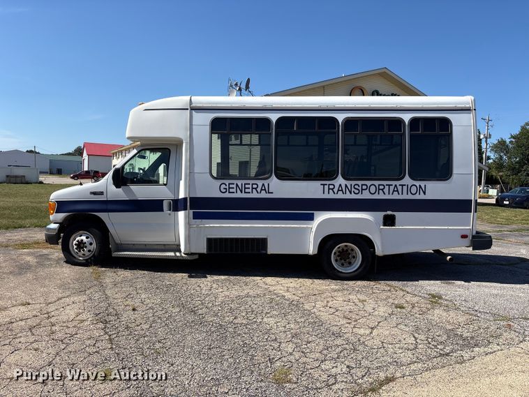 image for item FK2150 2005 Ford E450 shuttle bus