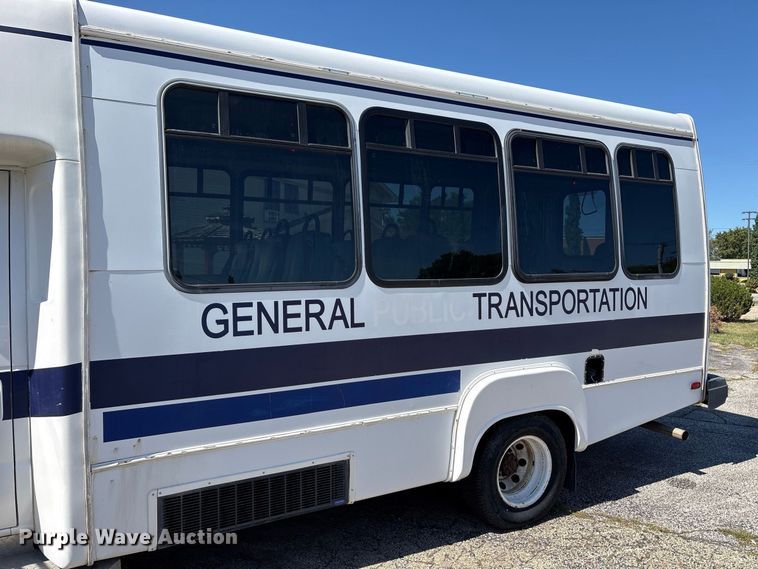 image for item FK2150 2005 Ford E450 shuttle bus