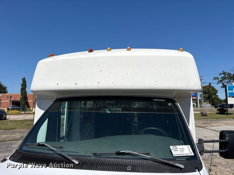 image for item FK2150 2005 Ford E450 shuttle bus