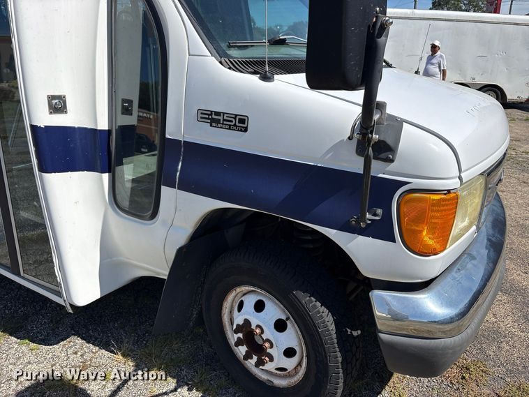image for item FK2150 2005 Ford E450 shuttle bus