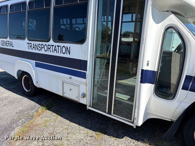 image for item FK2150 2005 Ford E450 shuttle bus
