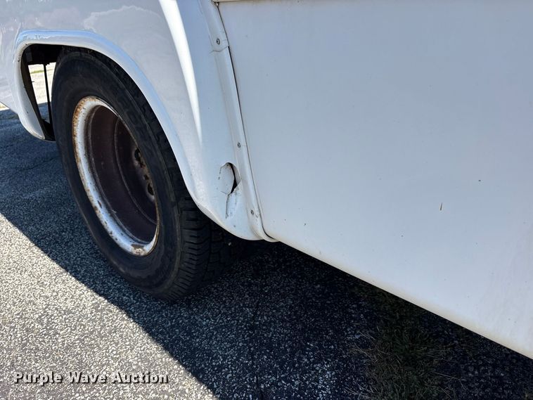 image for item FK2150 2005 Ford E450 shuttle bus