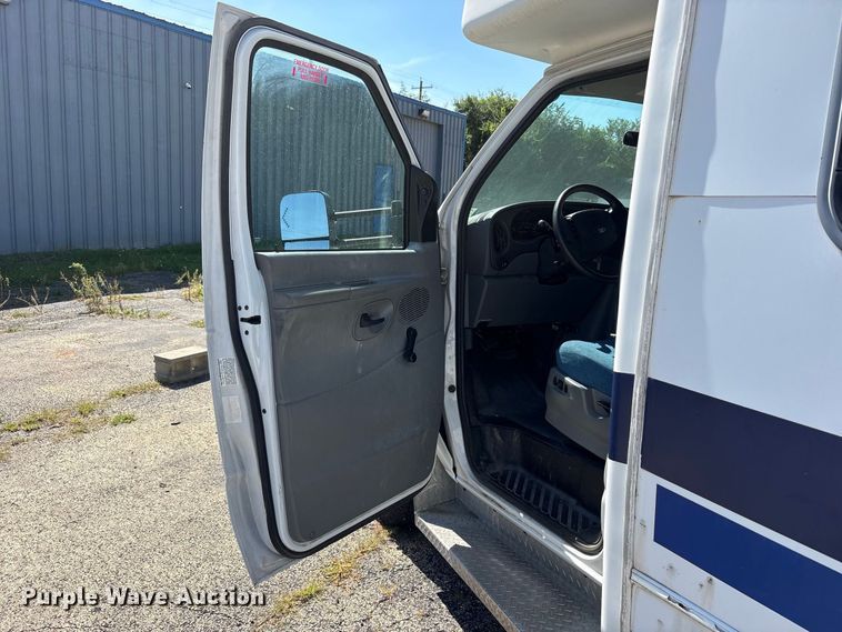 image for item FK2150 2005 Ford E450 shuttle bus