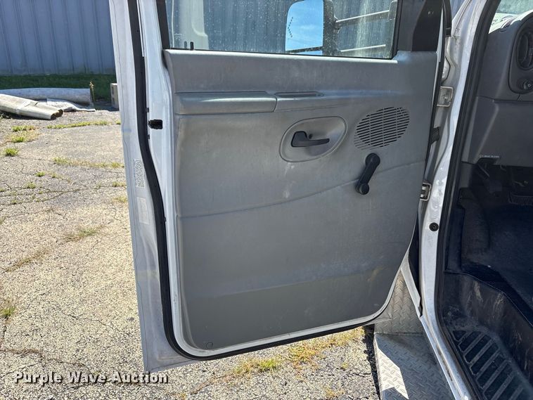 image for item FK2150 2005 Ford E450 shuttle bus