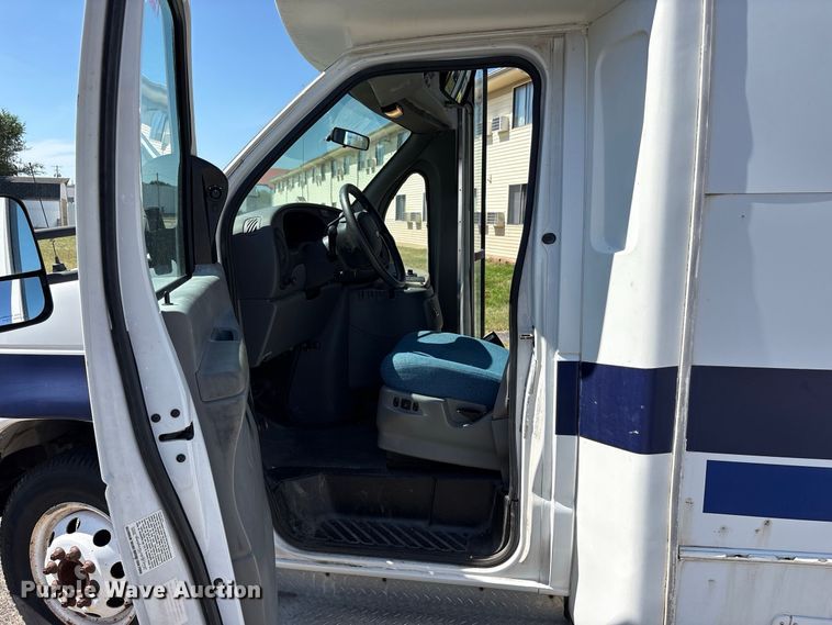image for item FK2150 2005 Ford E450 shuttle bus