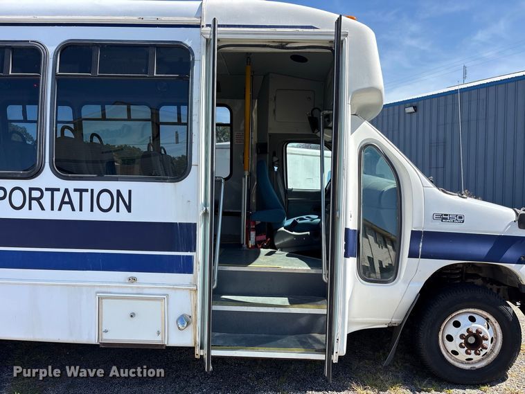 image for item FK2150 2005 Ford E450 shuttle bus