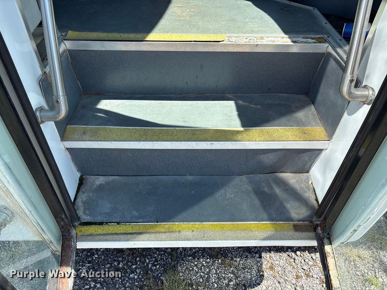 image for item FK2150 2005 Ford E450 shuttle bus
