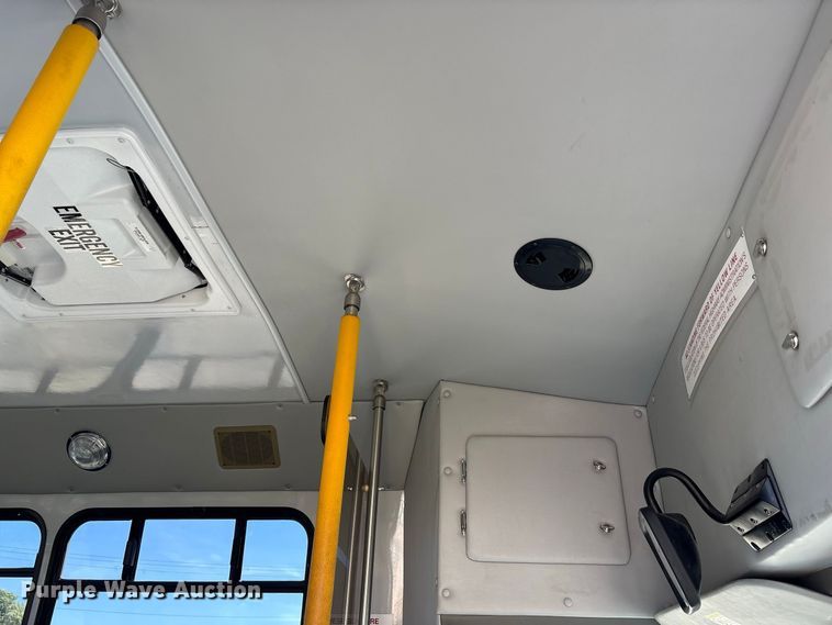 image for item FK2150 2005 Ford E450 shuttle bus