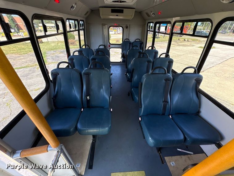 image for item FK2150 2005 Ford E450 shuttle bus