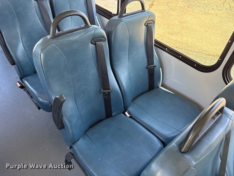 image for item FK2150 2005 Ford E450 shuttle bus