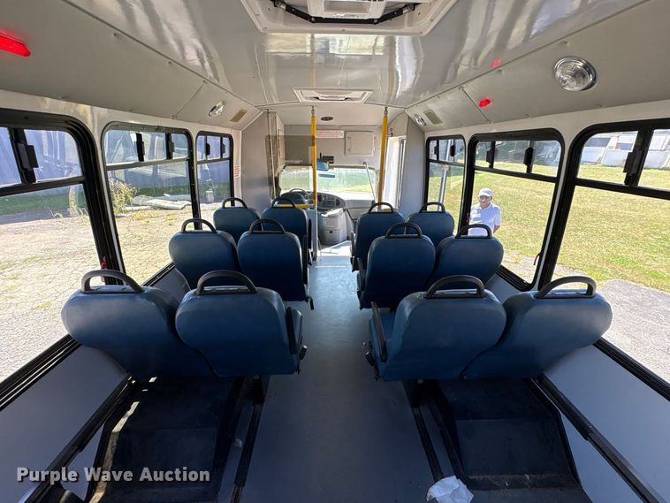 image for item FK2150 2005 Ford E450 shuttle bus
