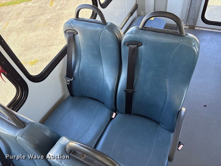 image for item FK2150 2005 Ford E450 shuttle bus