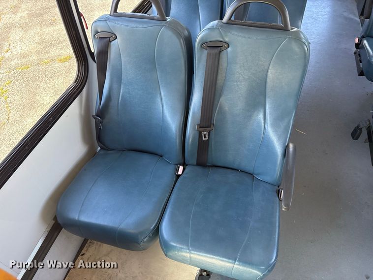 image for item FK2150 2005 Ford E450 shuttle bus