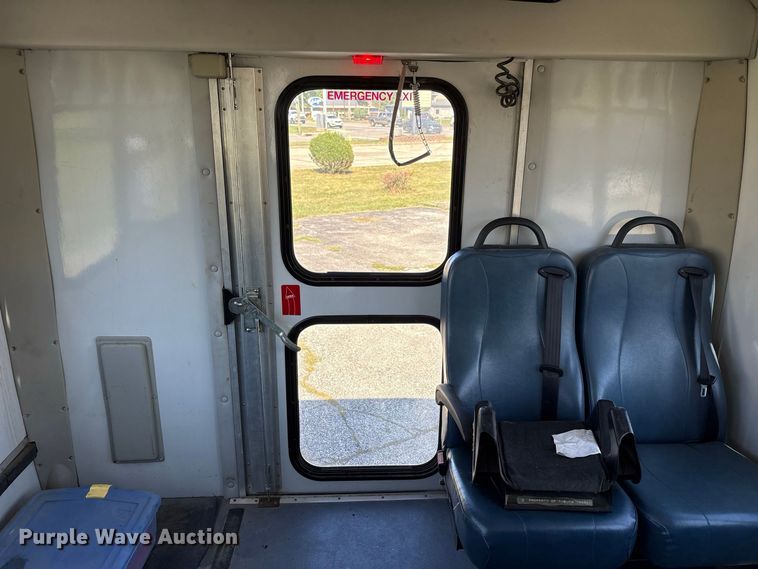 image for item FK2150 2005 Ford E450 shuttle bus
