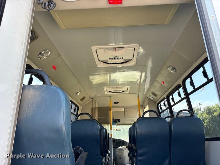 image for item FK2150 2005 Ford E450 shuttle bus