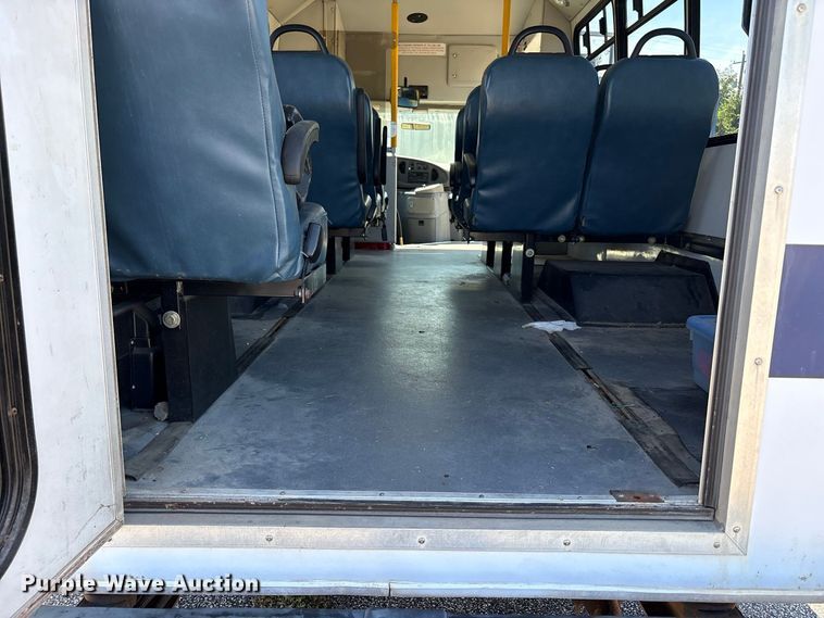 image for item FK2150 2005 Ford E450 shuttle bus