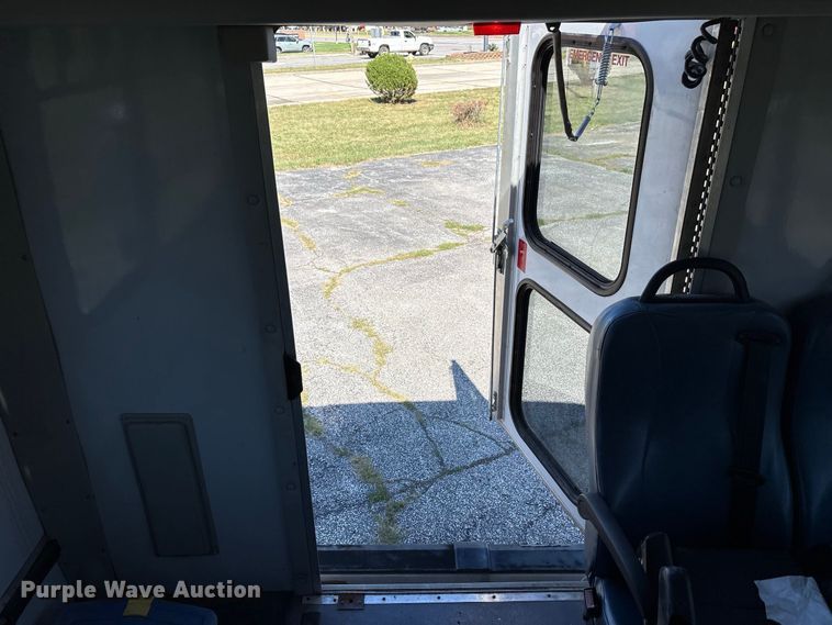 image for item FK2150 2005 Ford E450 shuttle bus