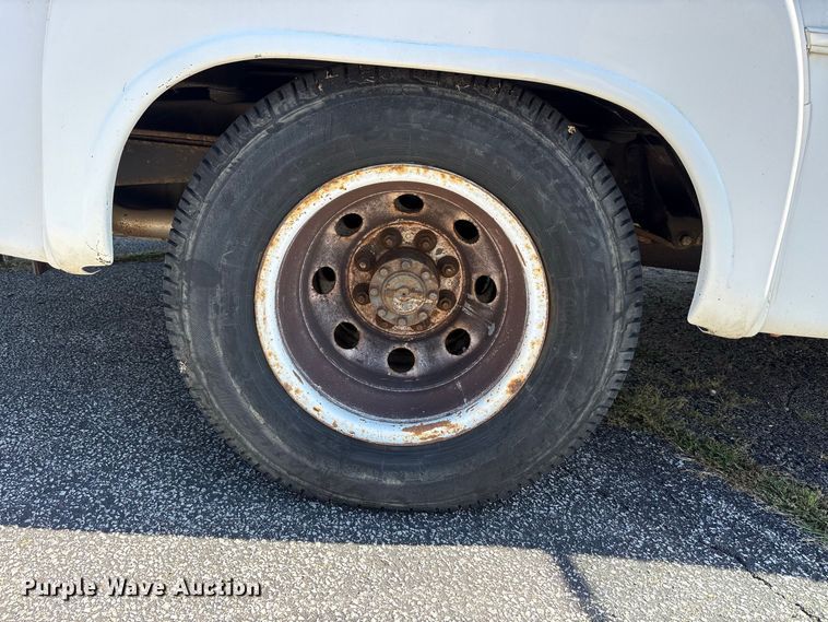 image for item FK2150 2005 Ford E450 shuttle bus
