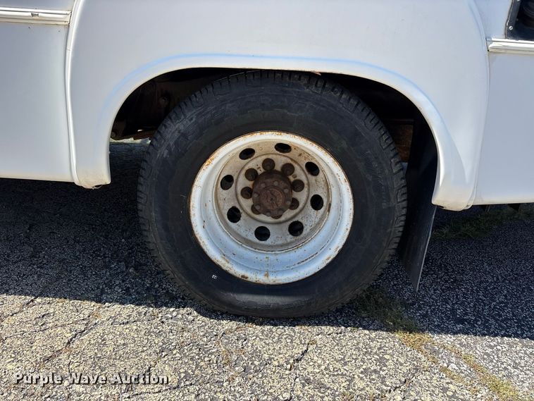 image for item FK2150 2005 Ford E450 shuttle bus