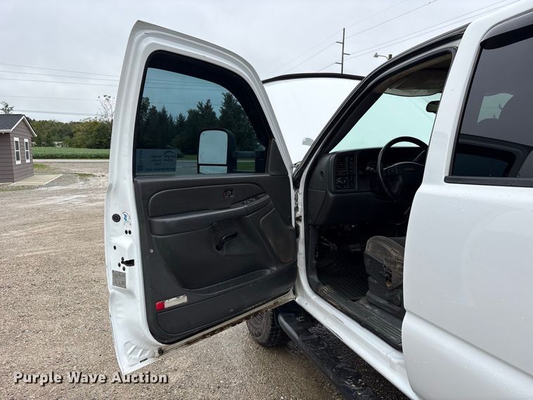 image for item FK2154 2007 GMC Sierra 3500 Crew Cab pickup truck