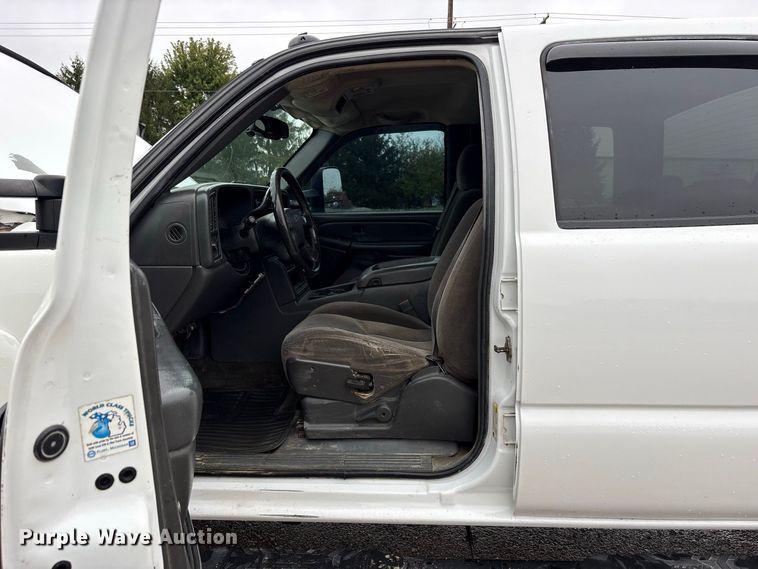 image for item FK2154 2007 GMC Sierra 3500 Crew Cab pickup truck