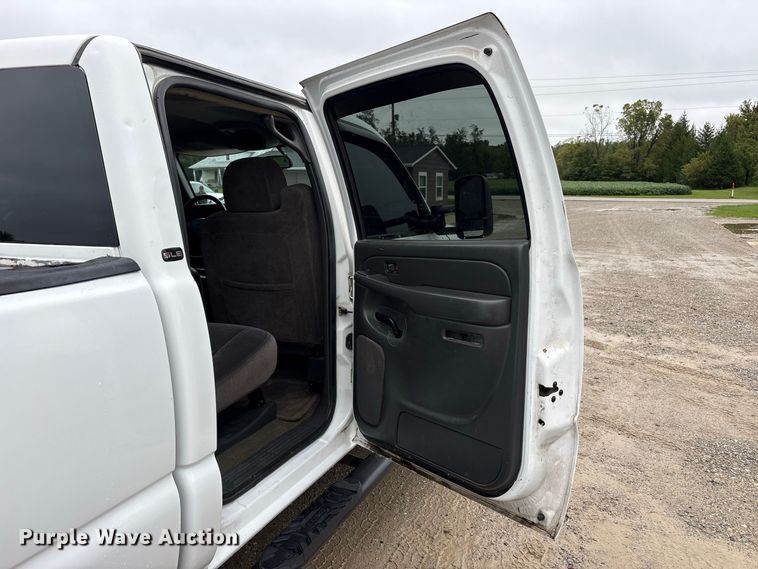 image for item FK2154 2007 GMC Sierra 3500 Crew Cab pickup truck