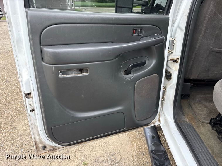 image for item FK2154 2007 GMC Sierra 3500 Crew Cab pickup truck
